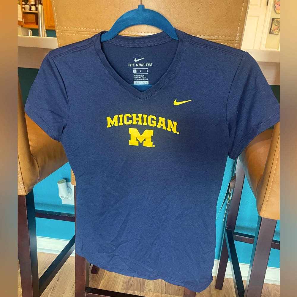 👉🏼NWT👈🏼 Girl’s University of Michigan Nike Tee Size: Large